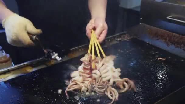 Preparando comida callejera en China, rápida y deliciosa, de cerca — Vídeo de stock