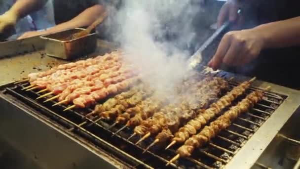 Підготовка вуличної їжі в Китаї, швидко і смачно, закрити вгору — стокове відео
