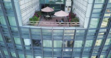 Court yard-şey. Yüksek kattaki gökdelen içinde güzel bir veranda.