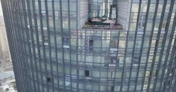 裁判所のヤードも。高層階の高層ビル内の美しいパティオ. — ストック動画
