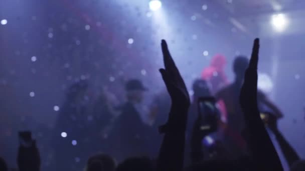 Люди в футуристических костюмах танцуют на сцене нигтклуба — стоковое видео