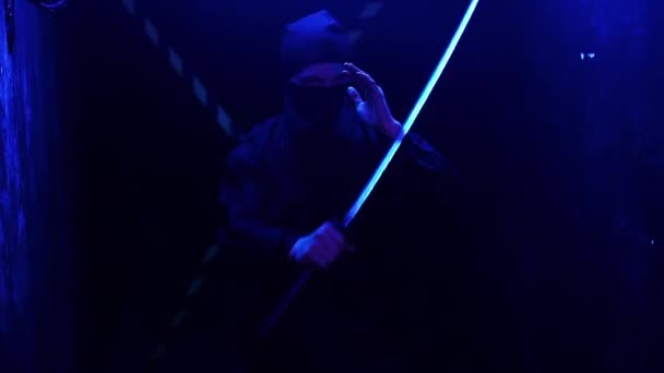 Ninja in der Maske wird mit einer Katana trainiert — Stockvideo