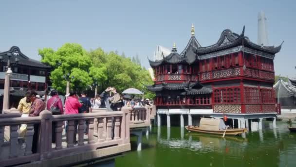 Shanghai, China, - MAYO, 2018. Yuyuan, estanque Lotus, puente de nueve vueltas — Vídeos de Stock