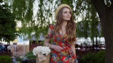 Kızıl saçlı olumlu harika kız kamera 4 k yakın çekim resme bakıyor.