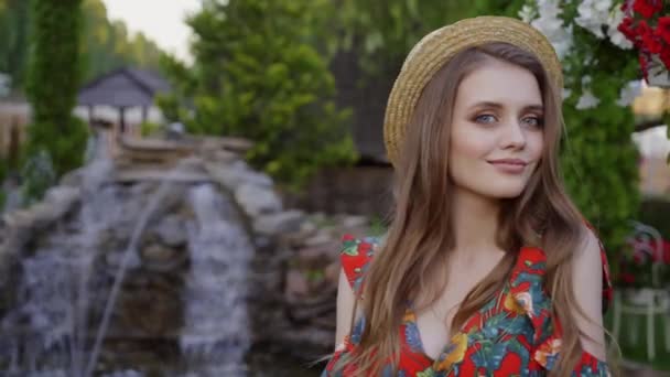 Positivt underbar tjej med rött hår tittar på kameran 4k närbild porträtt. — Stockvideo