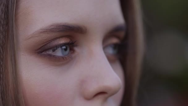 Kamera 4k Close-up portret ogląda pozytywne wspaniałą dziewczynę z rude włosy. — Wideo stockowe