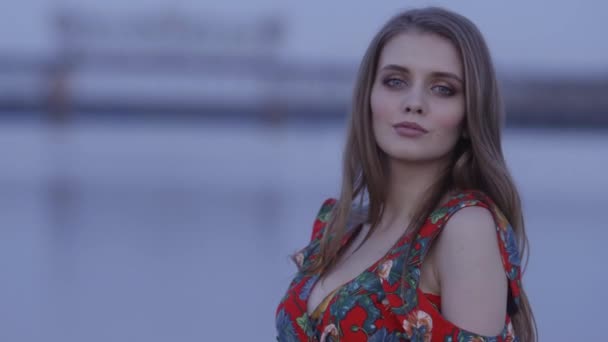 Menina maravilhosa positivo com cabelo vermelho está olhando para câmera 4k Close-up retrato . — Vídeo de Stock