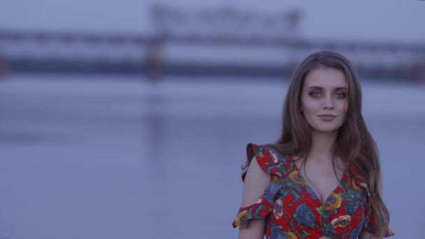 Menina maravilhosa positivo com cabelo vermelho está posando para a câmera. 4k Vista média . — Vídeo de Stock