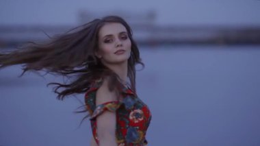 Kızıl saçlı olumlu harika kız kameraya poz. 4 k Orta manzara.