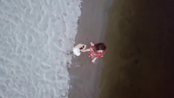 Çekici genç kadın nehir kıyısında bir kum üzerinde yürüyor — Stok video
