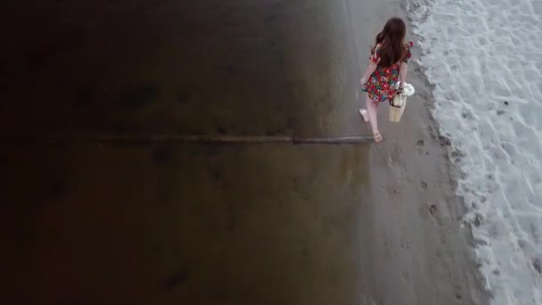 Atractiva joven mujer está caminando sobre una arena de la orilla del río — Vídeo de stock