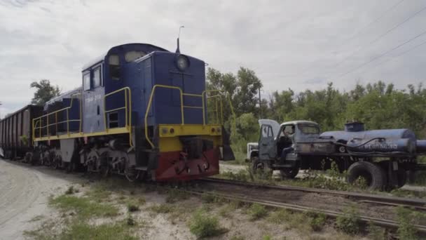 정비공 기차를 확인합니다. 기관차의 브레이크 시스템의 수리. — 비디오