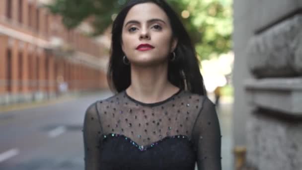 Красива молода дівчина в чудовій сукні ходить на вулиці — стокове відео
