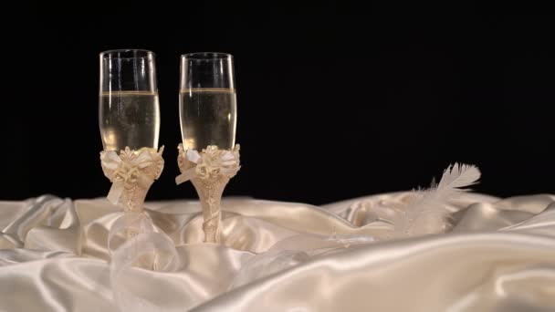 Verres de mariage avec champange scintillant sur une table — Video