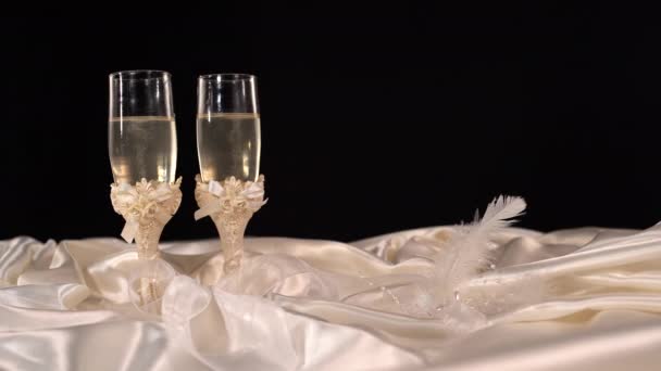 Verres de mariage avec champange scintillant sur une table — Video