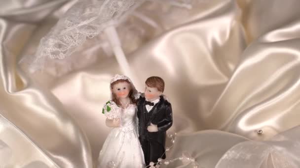 Весільна прикраса маленької іграшкової пари фігур нареченого і нареченого — стокове відео