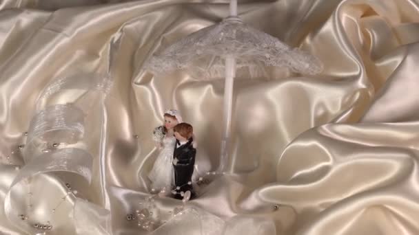 Decoração de casamento de pequeno casal de brinquedos de figuras de noiva e noivo — Vídeo de Stock