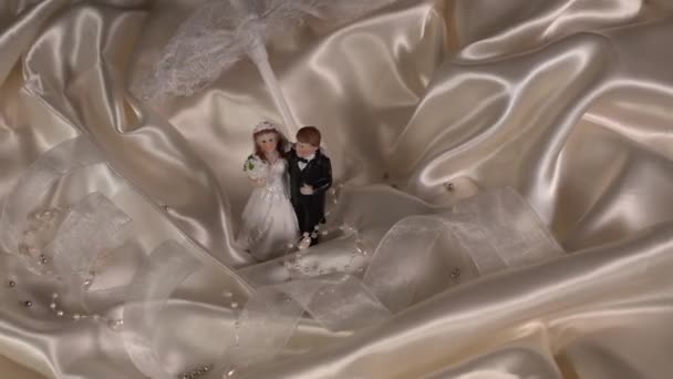 Wedding decoration of small toy couple of bride and groom figures — Stock Video