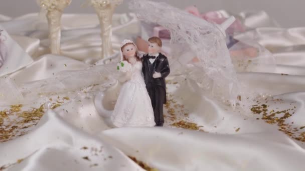 Decorazione di nozze di coppia giocattolo di sposa, sposo figure e occhiali champange — Video Stock