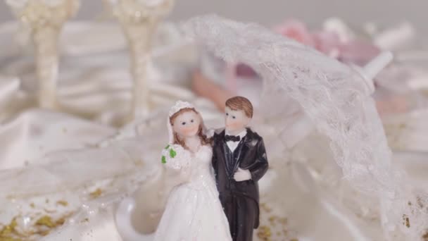 Свадебное оформление игрушечной пары невесты, фигурок жениха и бокалов для шампанского — стоковое видео
