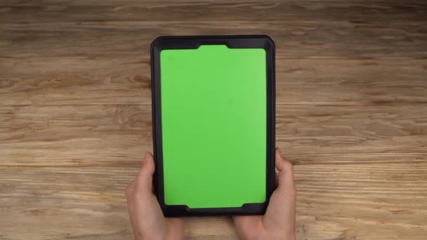 Une femme tient une tablette PC avec un écran vert pour votre propre contenu personnalisé .