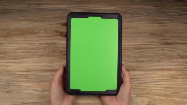 Une femme tient une tablette PC avec un écran vert pour votre propre contenu personnalisé .