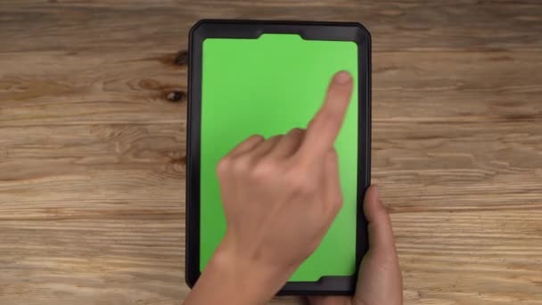Une femme tient une tablette PC avec un écran vert pour votre propre contenu personnalisé .