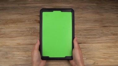 Bir kadın özel içerik için yeşil bir ekran ile tablet Pc tutar.