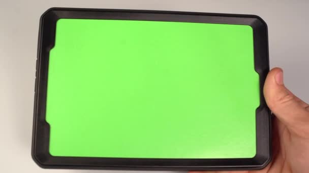 Una donna tiene un tablet PC con uno schermo verde per il proprio contenuto personalizzato . — Video Stock