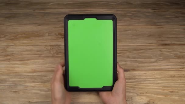 Une femme tient une tablette PC avec un écran vert pour votre propre contenu personnalisé .