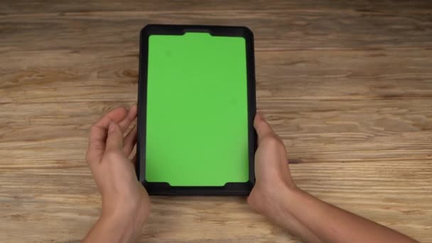 Uma mulher segura um tablet PC com uma tela verde para o seu próprio conteúdo personalizado . — Vídeo de Stock