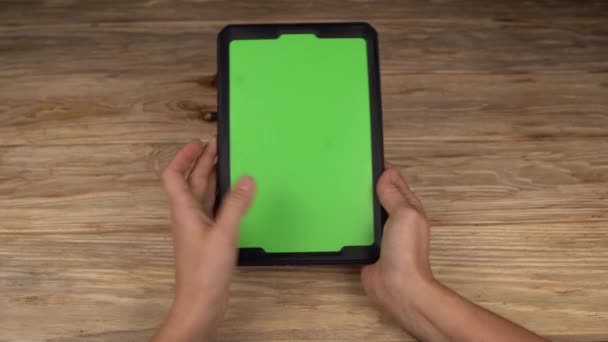 Une femme tient une tablette PC avec un écran vert pour votre propre contenu personnalisé .