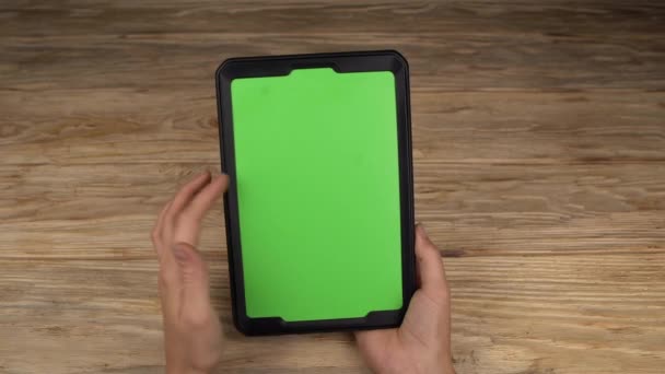 En kvinna håller en tablet Pc med en grön skärm för din egen anpassade innehåll. — Stockvideo