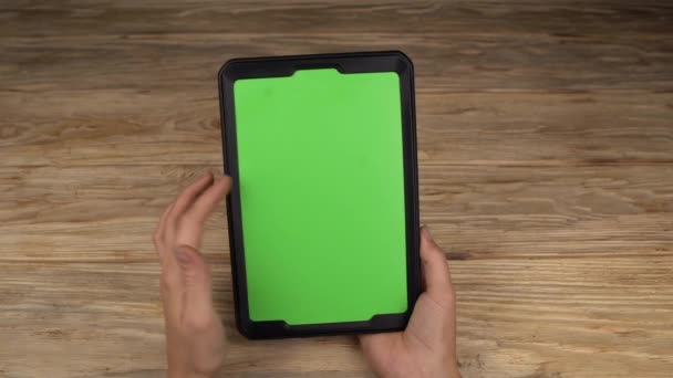 Une femme tient une tablette PC avec un écran vert pour votre propre contenu personnalisé .