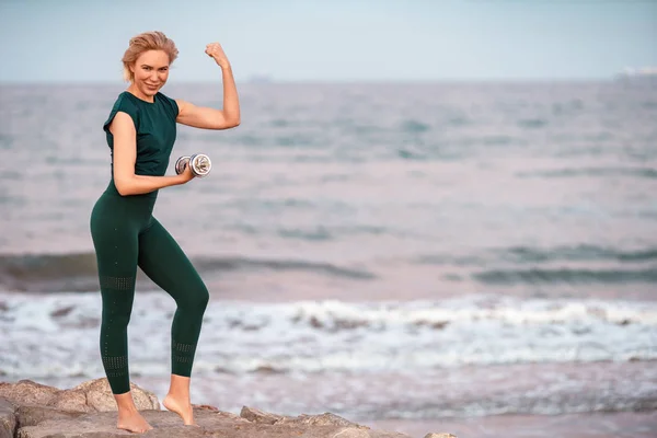 Beautiful People Fitness Woman Short Blonde Hair Doing Workout Sea — Stock Photo, Image