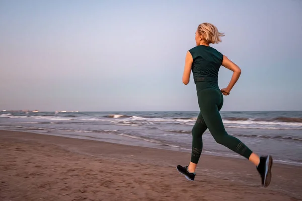 Beautiful People Fitness Woman Short Blonde Hair Running Sea Beach — Stock Photo, Image