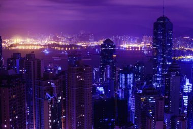 Alacakaranlık gün batımında Hong Kong'un ünlü manzarası, gün doğumu. Hong Kong gökdelenler siluet ilerlüz cityscape akşam aydınlatılmış. Hong Kong, Çin'in özel idari bölgesi. Çin alışveriş pazarı. Mavi gökyüzü.