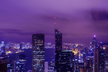 Alacakaranlık gün batımında Hong Kong'un ünlü manzarası, gün doğumu. Hong Kong gökdelenler siluet ilerlüz cityscape akşam aydınlatılmış. Hong Kong, Çin'in özel idari bölgesi. Çin alışveriş pazarı. Mavi gökyüzü.