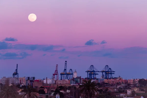 Ciudad Industrial Grúas Terminal Portuaria Contenedores Noche Con Luna Grande — Foto de Stock