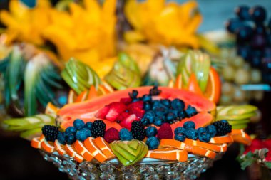 restoran süslemeleri, güzel meyveler, tatlılar, pasta, olay, dekor, parti, düğün dışarı koydu