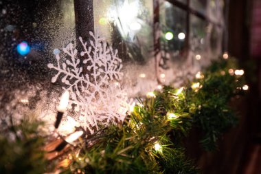 Noel dekorasyonu yakın çekim. ağaç, pencerede kar tanesi, festoons, yeni yıl ruh hali
