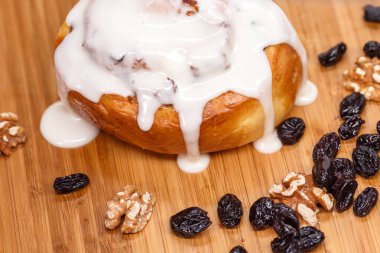 Rus geleneksel rom baba, kuru üzüm, fındık ve tarçın ile tatlı kek ahşap bir tabak