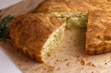 Taze pişmiş vejetaryen pasta zanaat kağıt üzerinde ev yapımı.