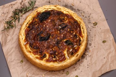 Taze pişmiş vejetaryen pasta zanaat kağıt üzerinde ev yapımı.