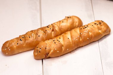 Hafif ahşap masa üzerinde hamur taze pişmiş sosis yakın