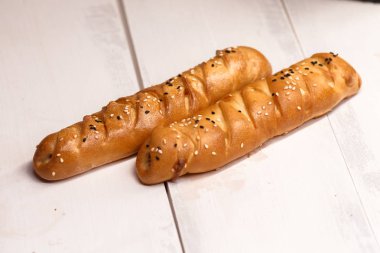 Hafif ahşap masa üzerinde hamur taze pişmiş sosis yakın