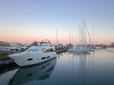 Valencia, İspanya kentinde yatlar ve tekneler ile iskelenin havadan görünümü. Drone fotoğrafçılığı.
