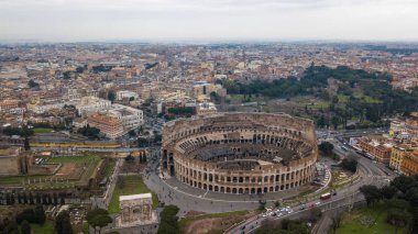 Roma antik kentinde Kolezyum havadan görünümü, İtalya. Drone fotoğrafçılığı.