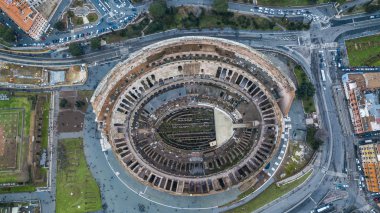 Roma antik kentinde Kolezyum havadan görünümü, İtalya. Drone fotoğrafçılığı.