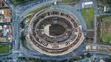 Roma antik kentinde Kolezyum havadan görünümü, İtalya. Drone fotoğrafçılığı.